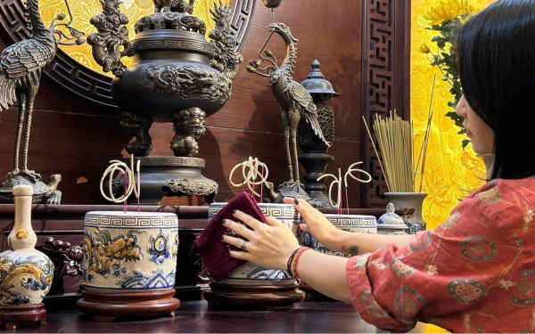 Tỉa chân nhang cuối năm: Đừng đợi đến 23 tháng Chạp và sai lầm "chết người" khiến bát hương bị "động"