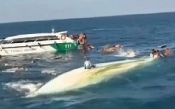 Tàu du lịch va chạm trên biển, một người chết và 22 người bị thương