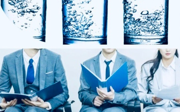 Người phỏng vấn hỏi: Làm thế nào để chia cho 6 nhà lãnh đạo chỉ với 5 cốc nước? Sinh viên đại học có câu trả lời EQ cao được nhận