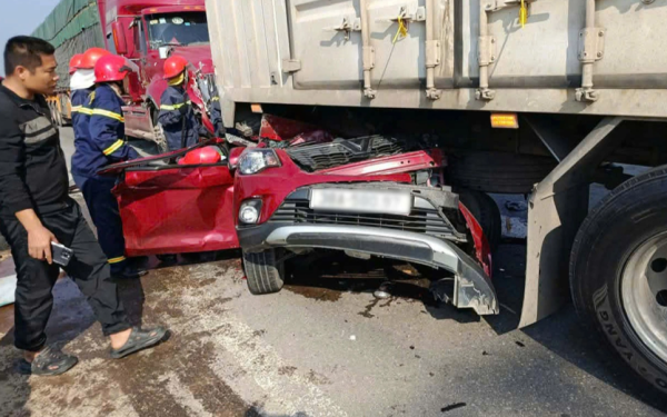 Xác định nguyên nhân vụ ô tô con bị "vò nát" dưới gầm xe tải ở Hà Tĩnh: Thói quen lái xe nguy hiểm của nhiều người cầm lái