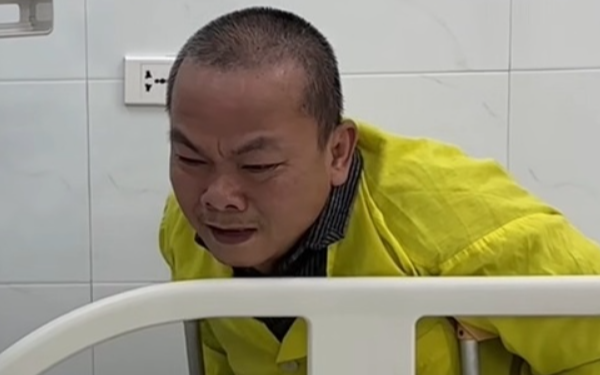 Quặn lòng hình ảnh người cha khuyết tật chống nạng đến tiễn biệt con trai hiến tạng