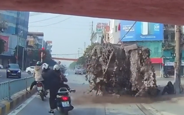 Chất thải trên xe tải phủ xuống người đi xe máy