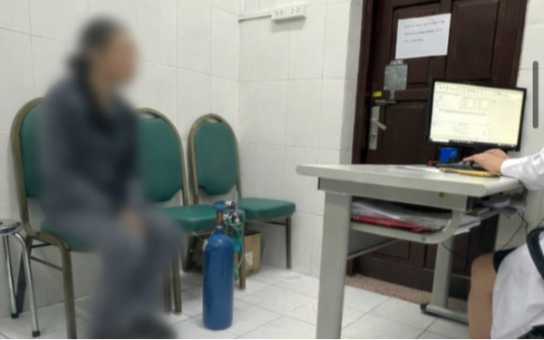 Nữ sinh Hà Nội đi khám tâm thần cùng bình khí cười