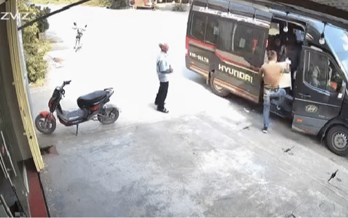 Phụ xe tiện tay bê luôn bảng hiệu của quán lên xe vì tưởng hành lý của khách: Đã rõ cái kết