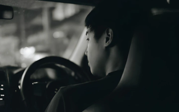 Bố say bí tỉ, mẹ có bằng lái vẫn để con 12 tuổi lái ô tô chở cả nhà giữa đêm