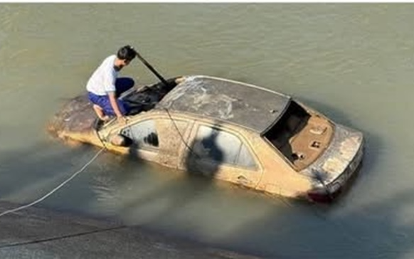 Phát hiện 1 chiếc ô tô dưới kênh cùng bộ hài cốt bên trong, nghi của người đàn ông mất tích từ năm 2023