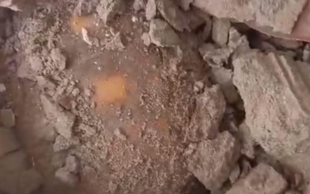 Đập sàn nhà để sửa chữa, gia đình bất ngờ phát hiện thứ bị 