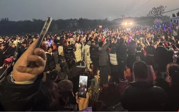 Đăng video lên mạng cầu cứu, gần 10.000 người kéo đến nhà cô gái gây xôn xao dư luận