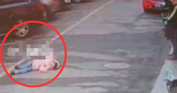 Mẹ cố tình trốn sau khi trả con về nhà chồng cũ, bé gái gào khóc đi tìm rồi sốc tim tử vong ngay trên phố