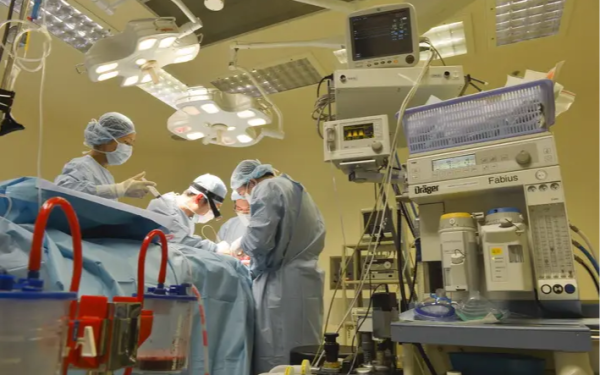 Bác sĩ gắp ra từ bụng bé gái thứ "quái dị", gia đình hối hận vì ngó lơ thói quen này suốt 7 năm