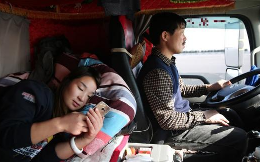 Tại sao các tài xế chạy đường dài luôn mang theo một người phụ nữ trên xe? Họ làm những gì?