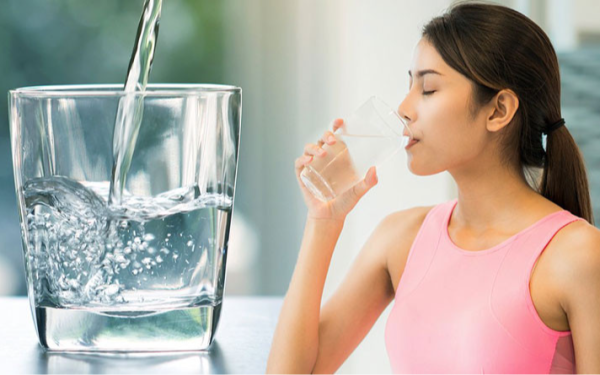 Nguy cơ nuốt hàng ngàn hạt vi nhựa gây ung thư vì thứ nước quen thuộc này