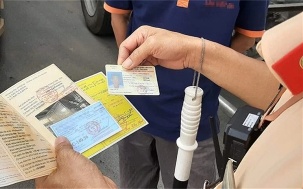 Năm 2026: Không có hoặc dùng giấy phép lái xe hết điểm bị phạt đến mấy tháng lương