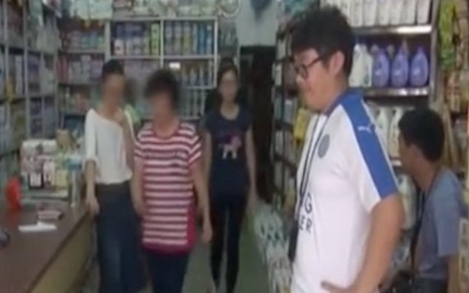 Phát hiện hơn 30 tỷ đồng tiền mặt nằm rải rác khắp tầng 2 của một tiệm tạp hóa