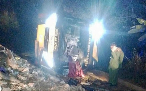 Xe khách lao xuống cống, lật nghiêng khiến 4 người tử vong