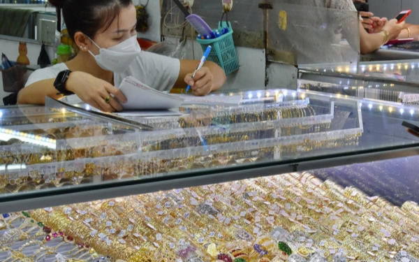 Giá vàng hôm nay (17-1): Neo ở ngưỡng cao