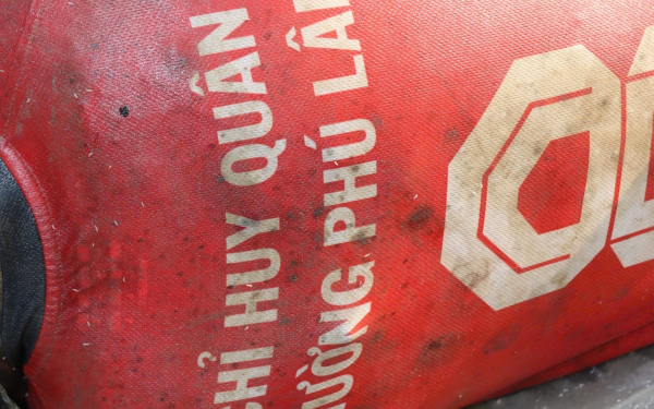 Ai là người thân nam giới mặc áo bóng đá "Phú Lâm FC" trôi trên sông Rạch Chiếc, liên hệ ngay công an