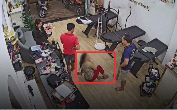 Người phụ nữ mặt bầm tím, bỗng ngất xỉu giữa spa ở TP.HCM, chủ quán nói 1 câu thay đổi tình hình