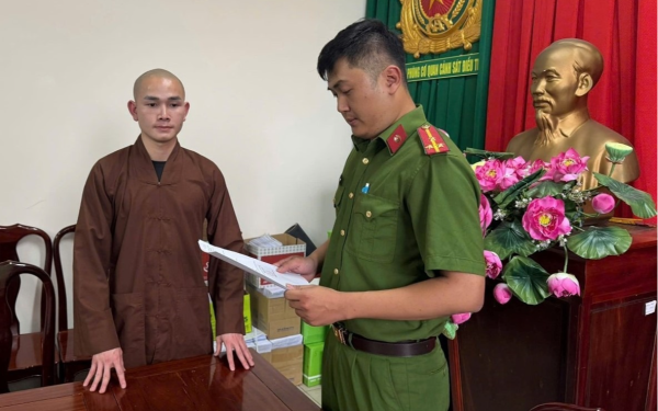 Thi hành lệnh cấm đi khỏi nơi cư trú đối với chủ tài khoản TikTok "Phú Tử"