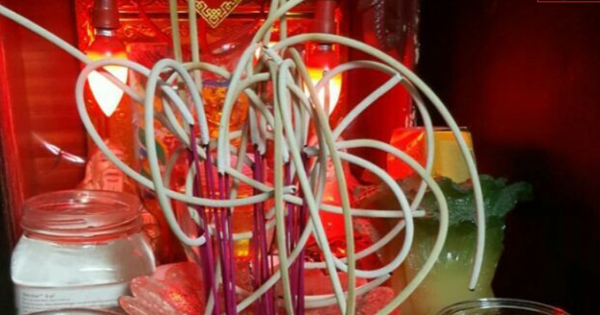 Thắp hương xong, tàn hương cong hay thẳng thì mới là tốt? Thì ra nhiều người đang hiểu sai