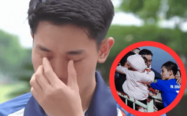 Đình Bắc nghẹn ngào lau nước mắt vì có lỗi với bố mẹ