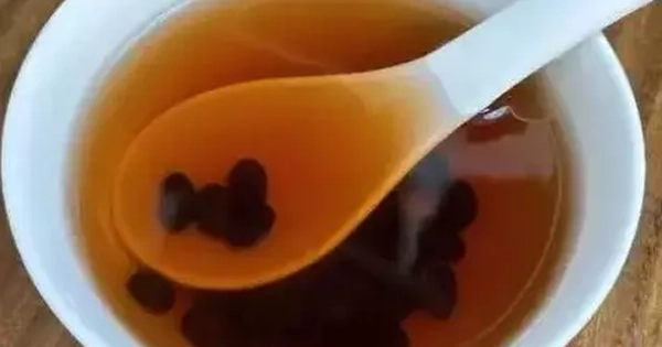 Người phụ nữ 40 tuổi uống nước đậu đen mỗi ngày để “thải độc”: 2 năm sau đi khám, bác sĩ nói một câu khiến ai cũng giật mình