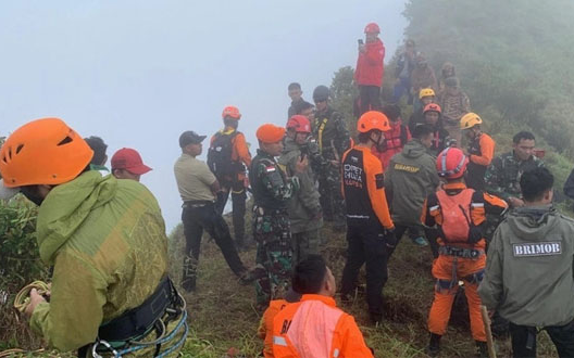 Rơi máy bay Indonesia: Tìm thấy nạn nhân đầu tiên, cứu hộ vô cùng khó khăn