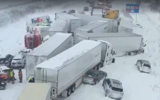 100 xe đâm nhau liên hoàn ở Mỹ: Cảnh tượng hỗn loạn không tưởng