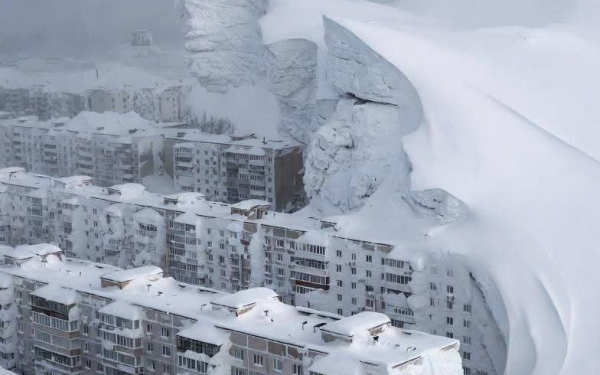 Nga chìm trong "thảm họa tuyết trắng" sau 60 năm: Chung cư bị chôn vùi, xe cộ biến mất giữa thành phố
