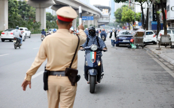 Cứ hồn nhiên làm điều này khi đi xe máy, nhiều người không hay biết có thể bị phạt tới chục triệu đồng