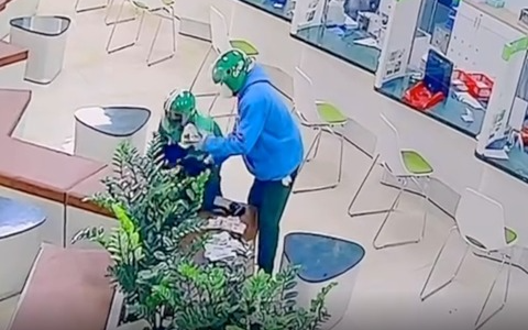 Hé lộ đặc điểm nhận dạng 2 kẻ cướp 1,8 tỷ đồng tại ngân hàng: Đội mũ Grab, chạy Exciter, một giọng Bắc - một giọng Nam