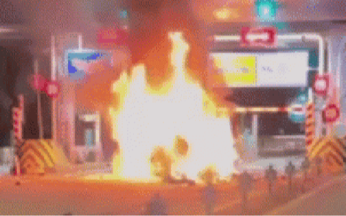 Con gái xin đi chơi với bạn trai, rạng sáng hôm sau bố mẹ nghe tin dữ khi chiếc ô tô chở con bốc cháy