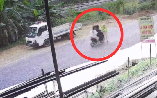 Xe máy chở ba không chấp hành hiệu lệnh, tông trọng thương CSGT