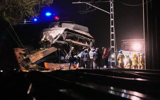 Hai tàu hỏa trật bánh tại Tây Ban Nha, 1 lái tàu tử vong và ít nhất 20 người bị thương