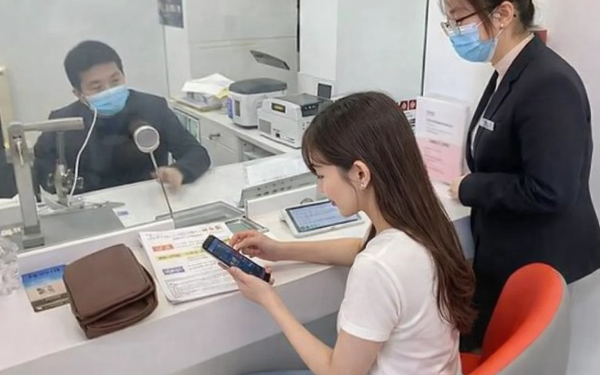 Khách mang 13,7 tỷ đồng tiền đền bù đất đi gửi tiết kiệm, 2 năm phát hiện đã mua bảo hiểm, nhân viên ngân hàng chỉ nói đúng 5 từ