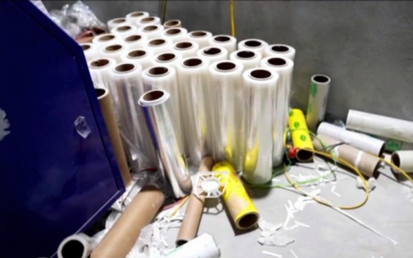 Phát hiện cơ sở sản xuất màng bọc thực phẩm giả chứa chất cấm ở Hà Nội: Cảnh báo nguy cơ gây dậy thì sớm ở nữ giới và vô sinh ở nam giới