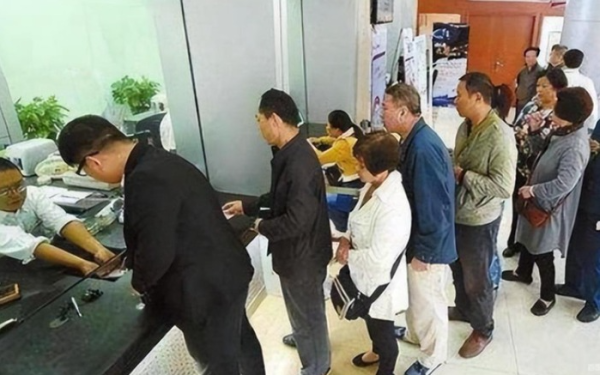 Phát hiện hơn 358 tỷ đồng tiền gửi của 42 khách hàng đồng loạt chảy vào tài khoản ngân hàng của 1 người phụ nữ sinh năm 1962