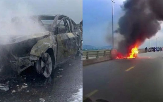 Hiện trường kinh hoàng xe ô tô 5 chỗ bị thiêu rụi trơ khung, cả gia đình tung cửa tháo chạy