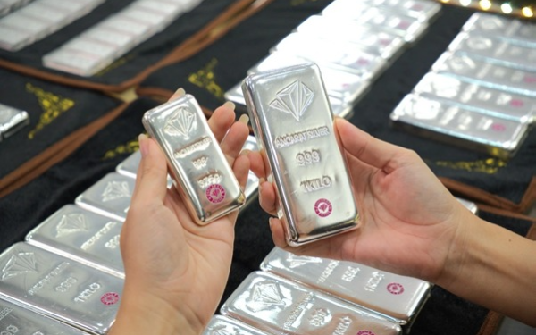 Giá bạc chính thức vượt 100 triệu đồng/kg