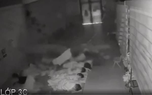 Sập trần thạch cao trong giờ ngủ trưa tại trường mầm non ở Nghệ An: Một cháu bé bị thương nặng