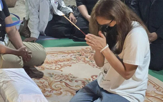 Nữ giáo viên lái xe tông tử vong học sinh lớp 1, khóc nức nở khi đến thắp nhang