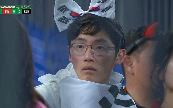 Biểu cảm SỐC của cổ động viên Hàn Quốc khi nhìn Cao Văn Bình cản phá bóng lên thẳng hot search