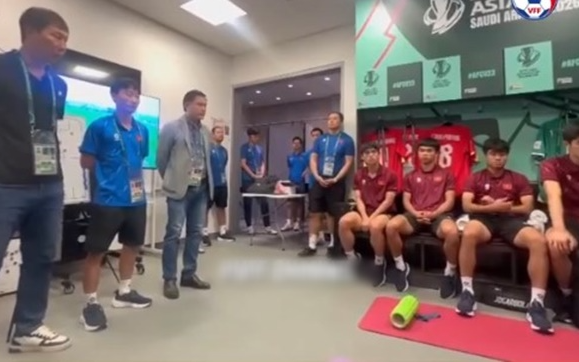 "Đột nhập" phòng thay đồ U23 Việt Nam: HLV Kim Sang-sik lên dây cót tinh thần cho học trò, chỉ điểm yếu U23 Hàn Quốc