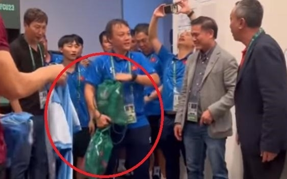 Ban tổ chức trao huy chương cho U23 Việt Nam bằng túi rút