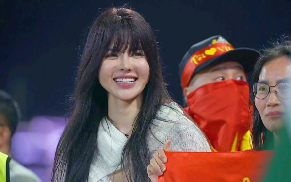 Danh tính nữ cổ động viên Việt Nam giống Thiều Bảo Trâm gây sốt
