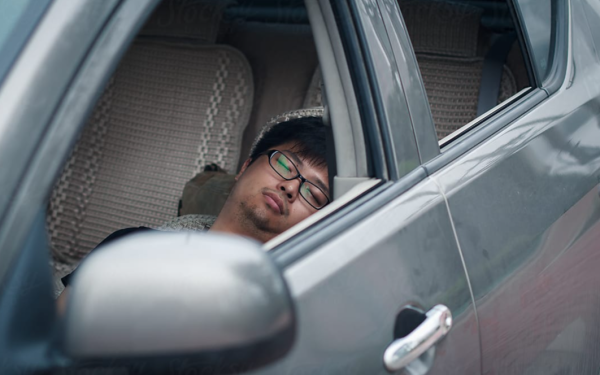 Ngủ trong ô tô của mình, người đàn ông bị CSGT tịch thu bằng lái, nhận án phạt 17 triệu đồng và phán quyết bất ngờ của toà án