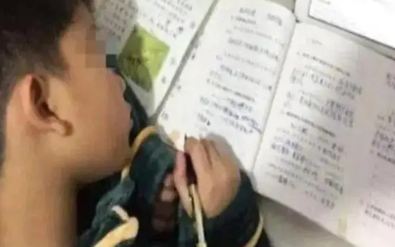 Đứa trẻ đột tử vì học cả ngày lẫn đêm, học thêm năng khiếu vào cuối tuần, bé nói 7 từ với mẹ trước lúc mất