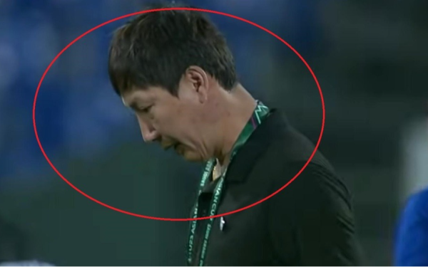 Vì sao HLV Kim Sang-sik không ăn mừng?