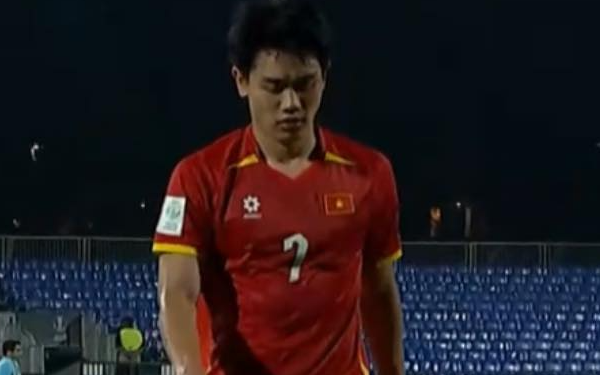 Nhận thẻ đỏ ở phút cuối, Đình Bắc chính thức lỡ cơ hội khoác áo tuyển Việt Nam đấu Malaysia