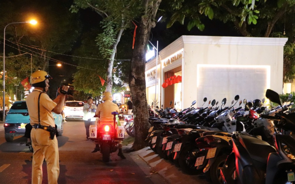 Cảnh sát giao thông chỉ cách đậu xe trên vỉa hè để không bị phạt